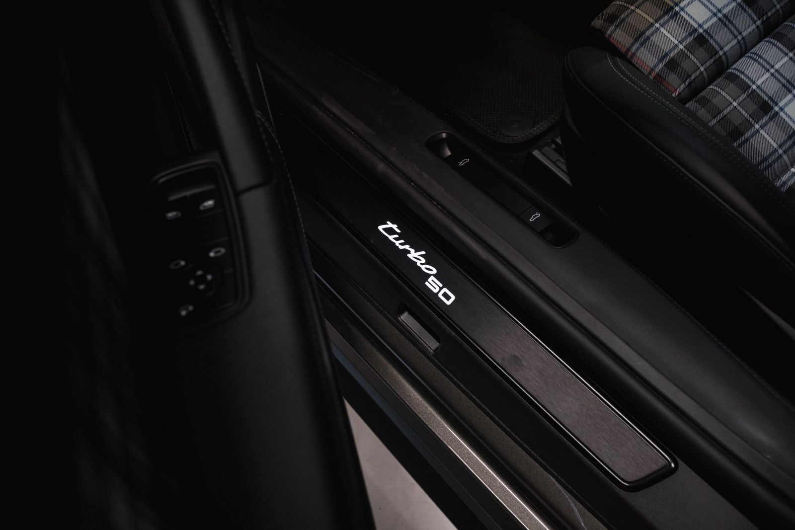 Fahrzeugabbildung Porsche 992/911 Turbo 50 Jahre Heritage-Nachtsicht-Inno