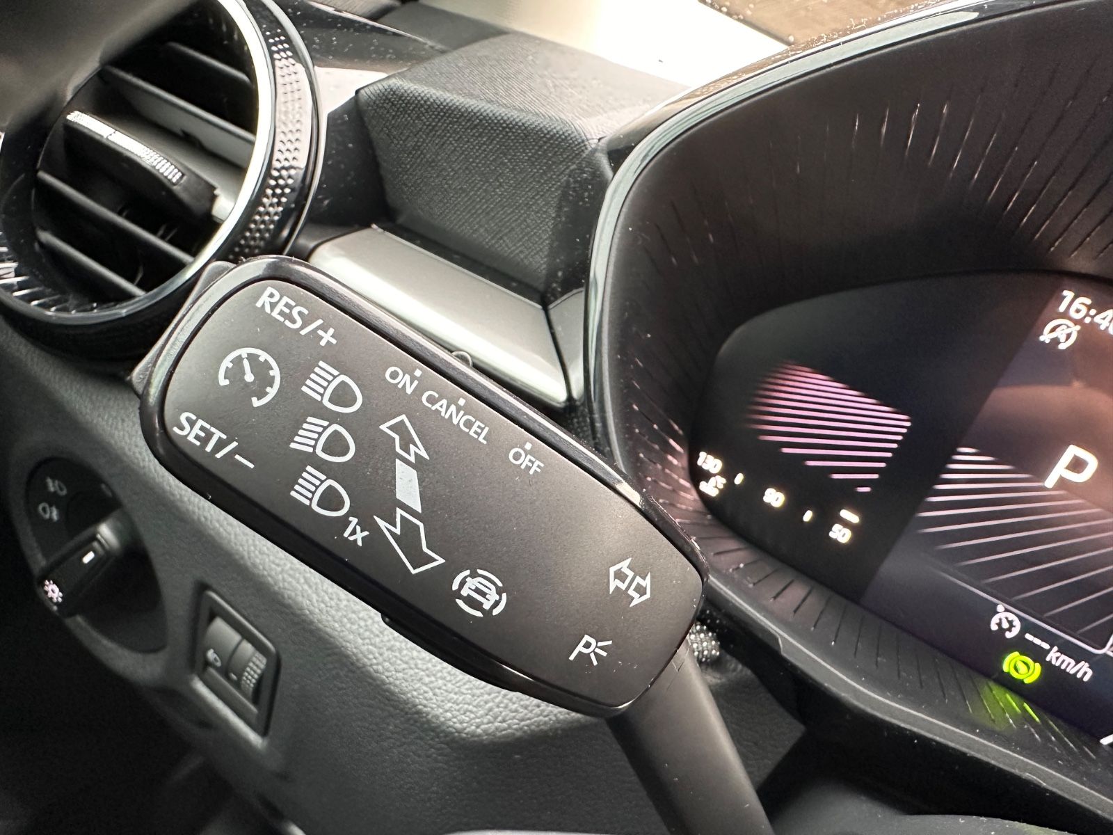 Fahrzeugabbildung SKODA Fabia 1.0 TSI DSG Selection LED/PDC/SHZG/APP/GRA