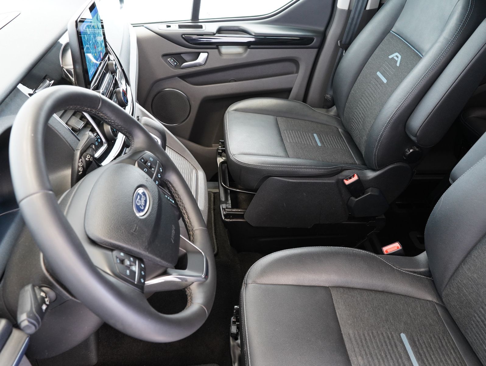 Fahrzeugabbildung Ford Tourneo Custom 320 L1 Active 8-SITZER