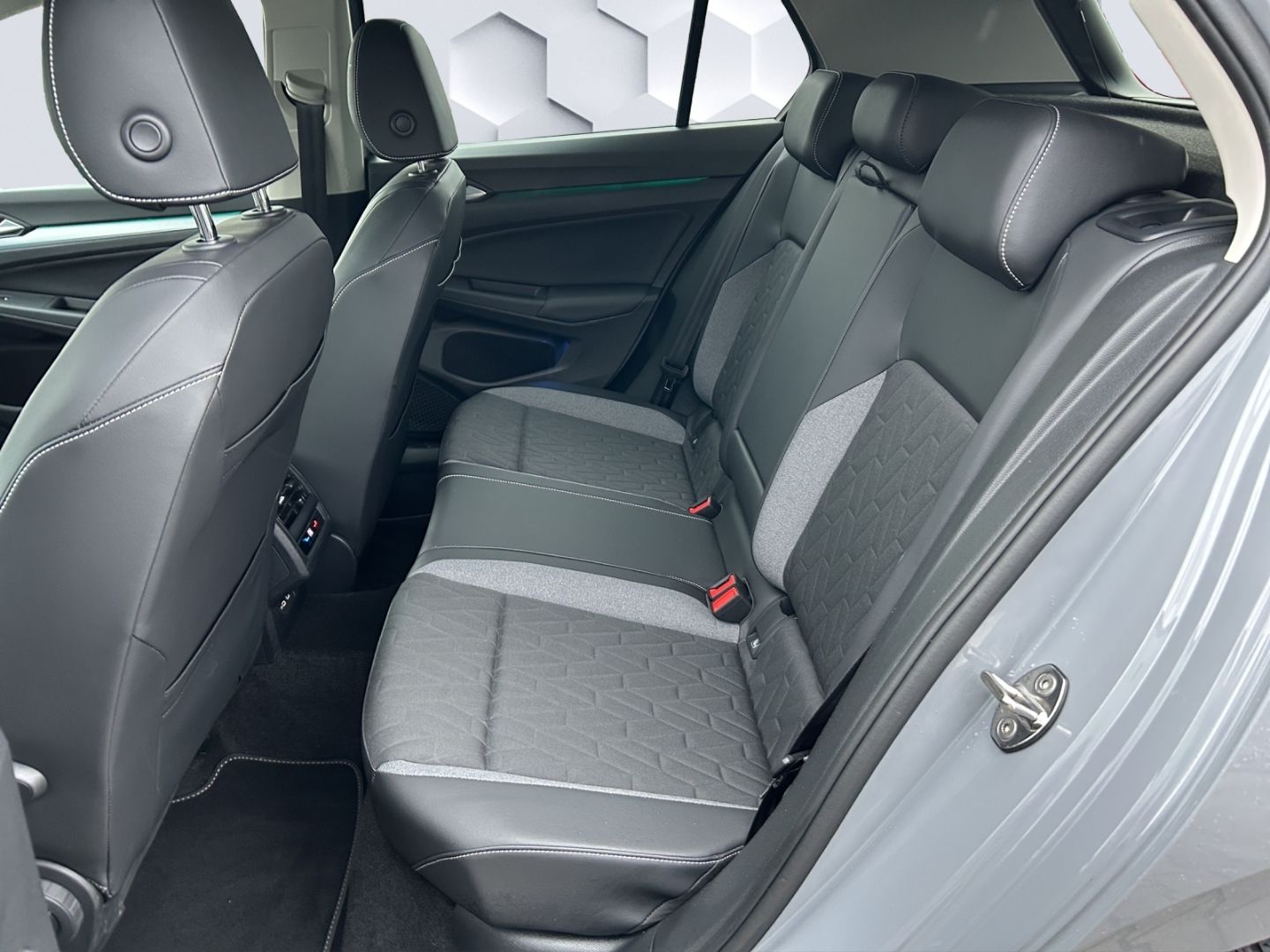 Golf VIII 1.5 TSI Schalter 85kW LED AHZV App-Con