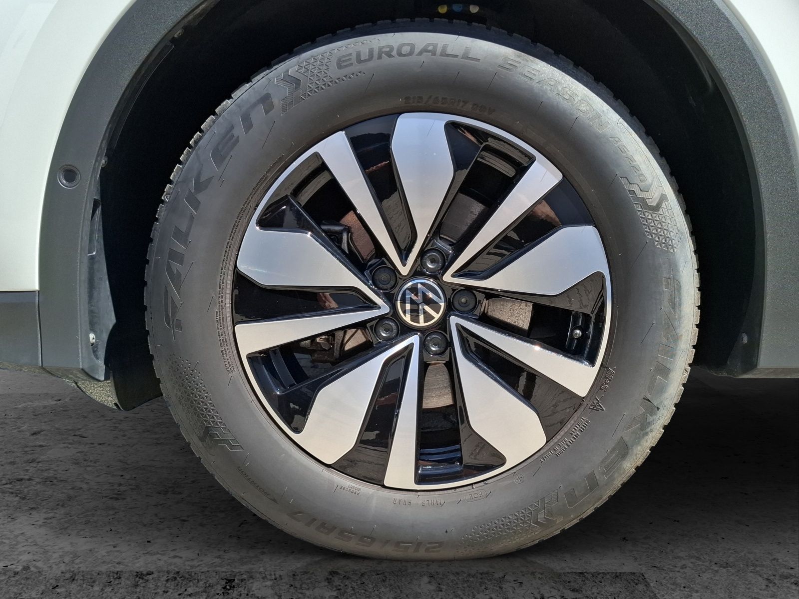 Fahrzeugabbildung Volkswagen Tiguan eTSI Life DSG LED AHK Navi AID ACC RFK SH