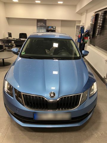 Skoda PKW Skoda Octavia Limousine 1.5 Benzin Blau