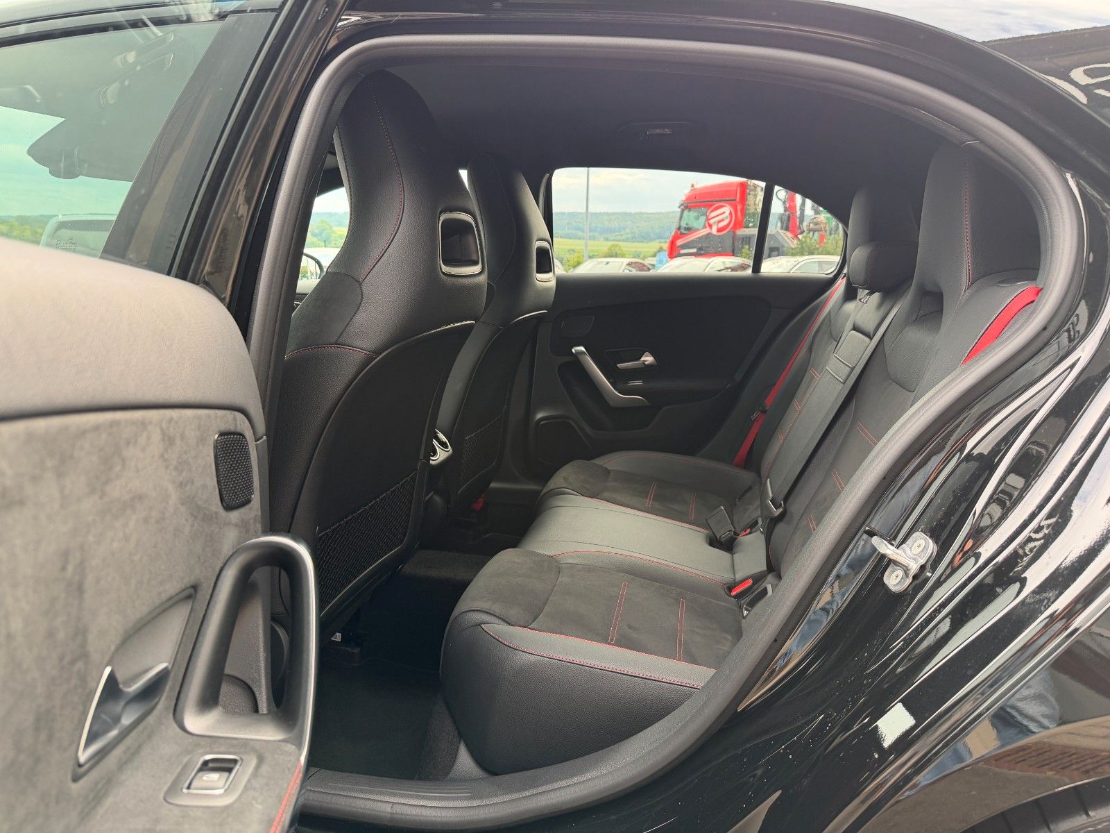 Fahrzeugabbildung Mercedes-Benz A 35 AMG 4Matic+Aero+StandH+360+MultiB+Memory