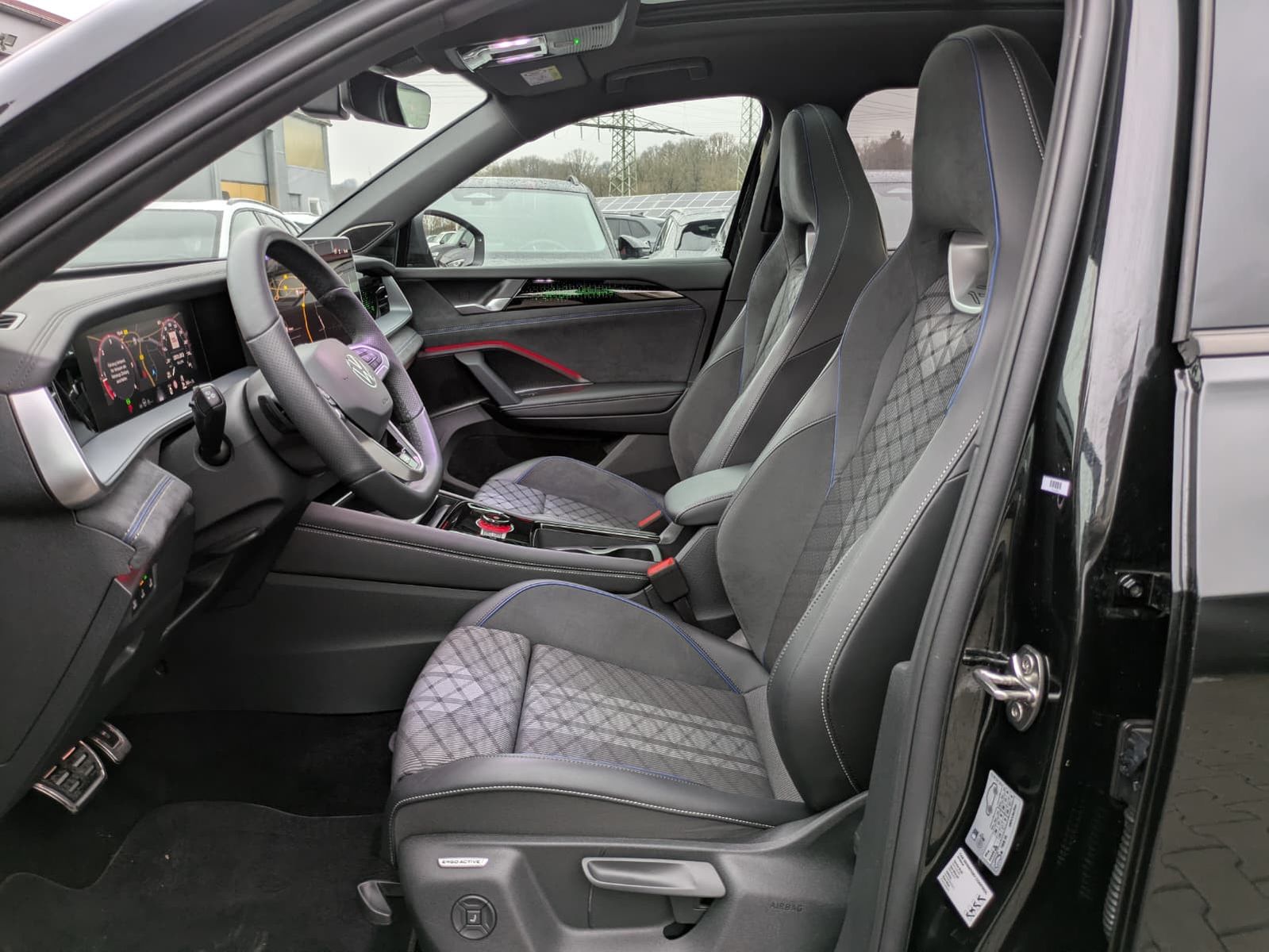 Fahrzeugabbildung Volkswagen Tayron 2.0 TDI 4M R-Line 7Si*MATRIX*AHK*PANO*HUD