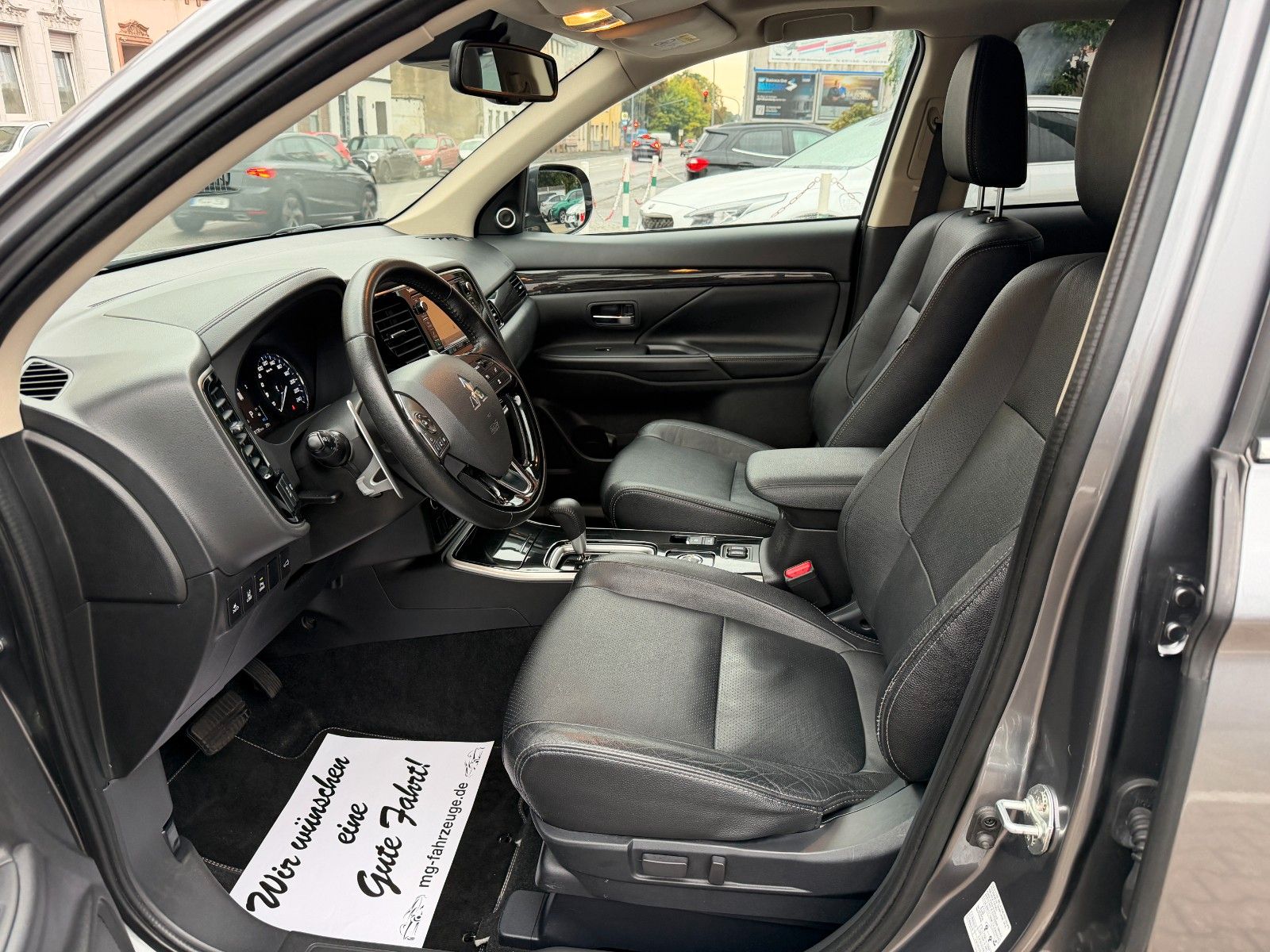 Fahrzeugabbildung Mitsubishi Outlander Top 4WD 7-SITZER AHK LEDER NAVI KAMERA