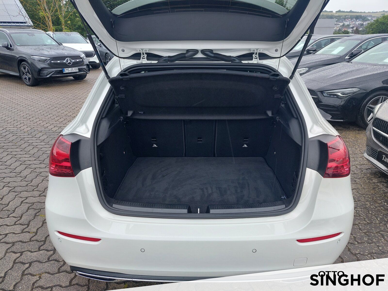 Fahrzeugabbildung Mercedes-Benz A 200 +Panodach+Standhzg+LED+Rü Kam+MBUX+Sitzhg