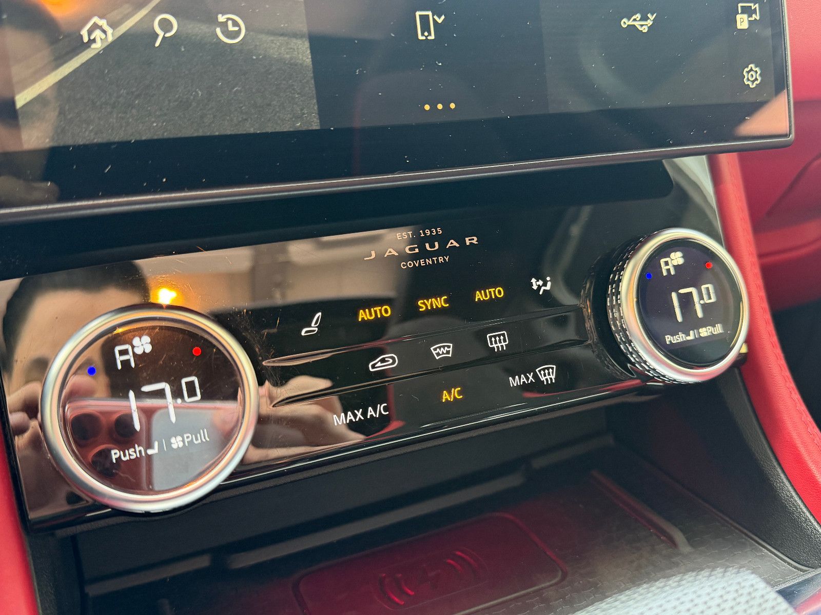 Fahrzeugabbildung Jaguar F-PACE SVR /PANO/MERIDIAN/HUD/360°KAM/MEMORY
