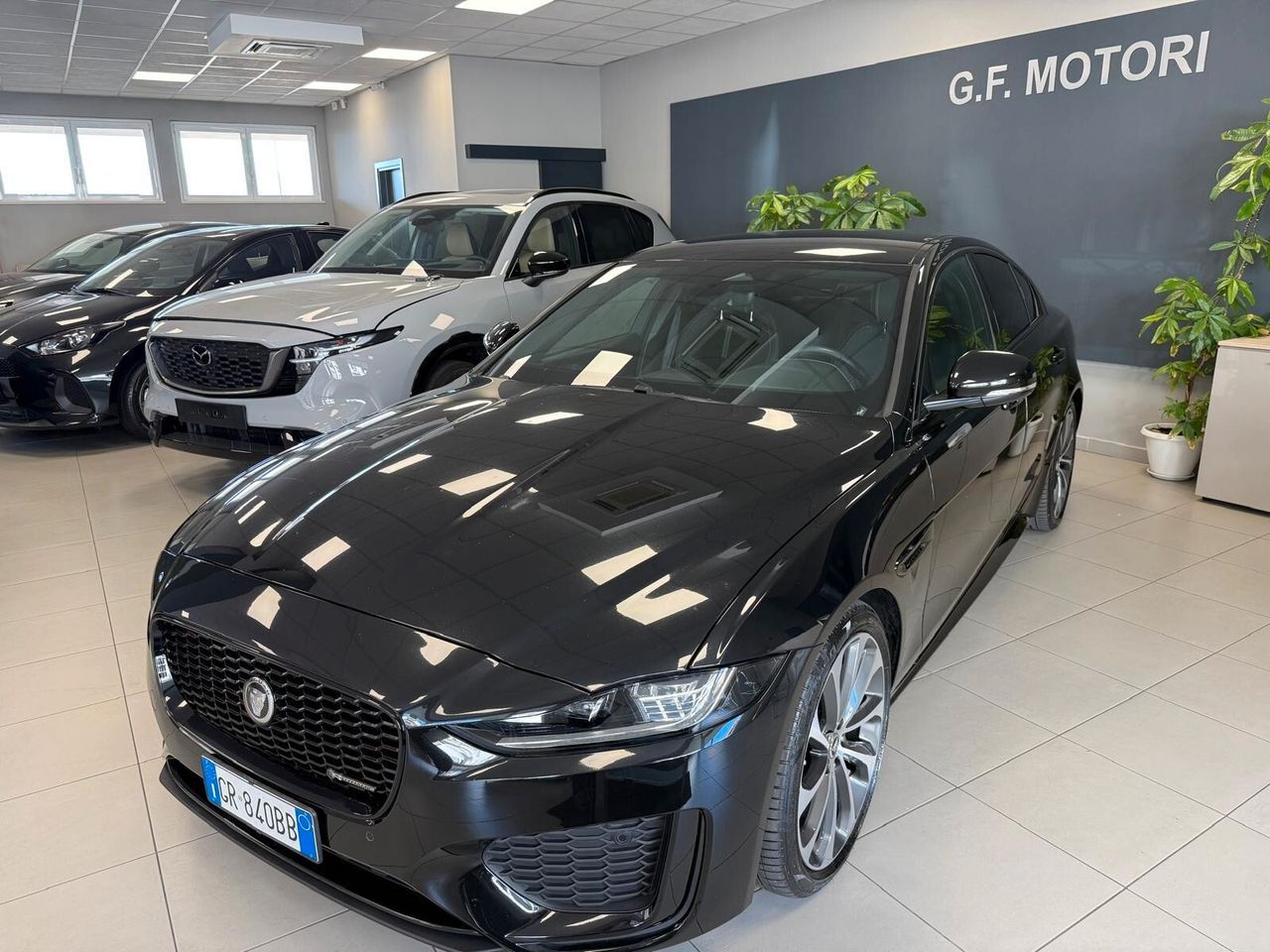 Jaguar XE 2.0 D 204 CV aut. R-Dynamic SE imagem 2