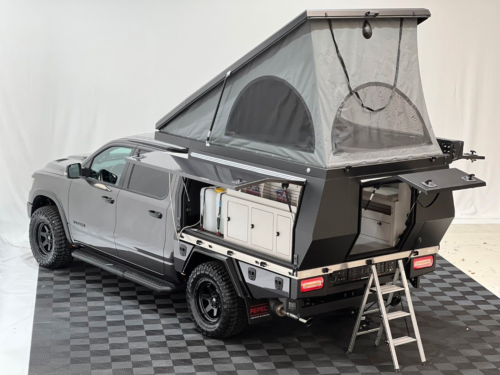 Fahrzeugabbildung Dodge RAM 1500 Rebel Crew Cab 4x4 *EVO Ladefläche