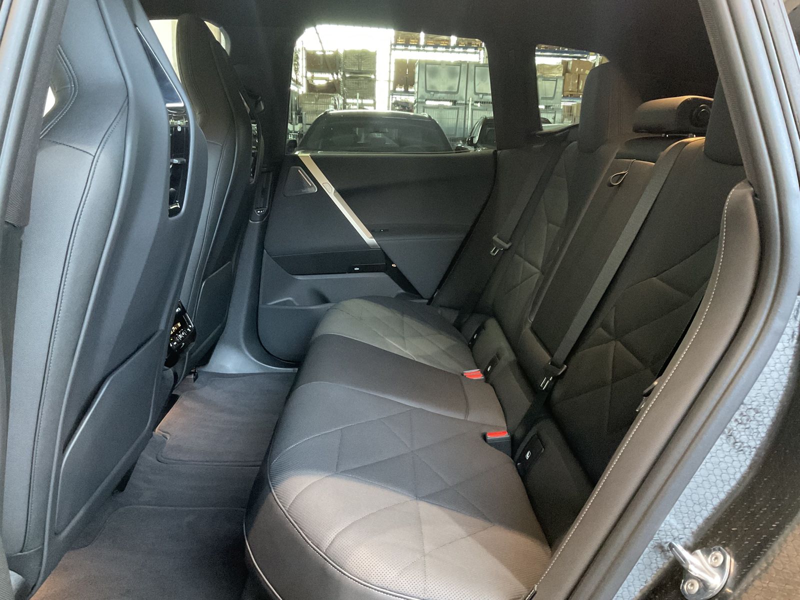 Fahrzeugabbildung BMW iX xDrive50 Sportpaket, aktive Sitzbelüftung vor