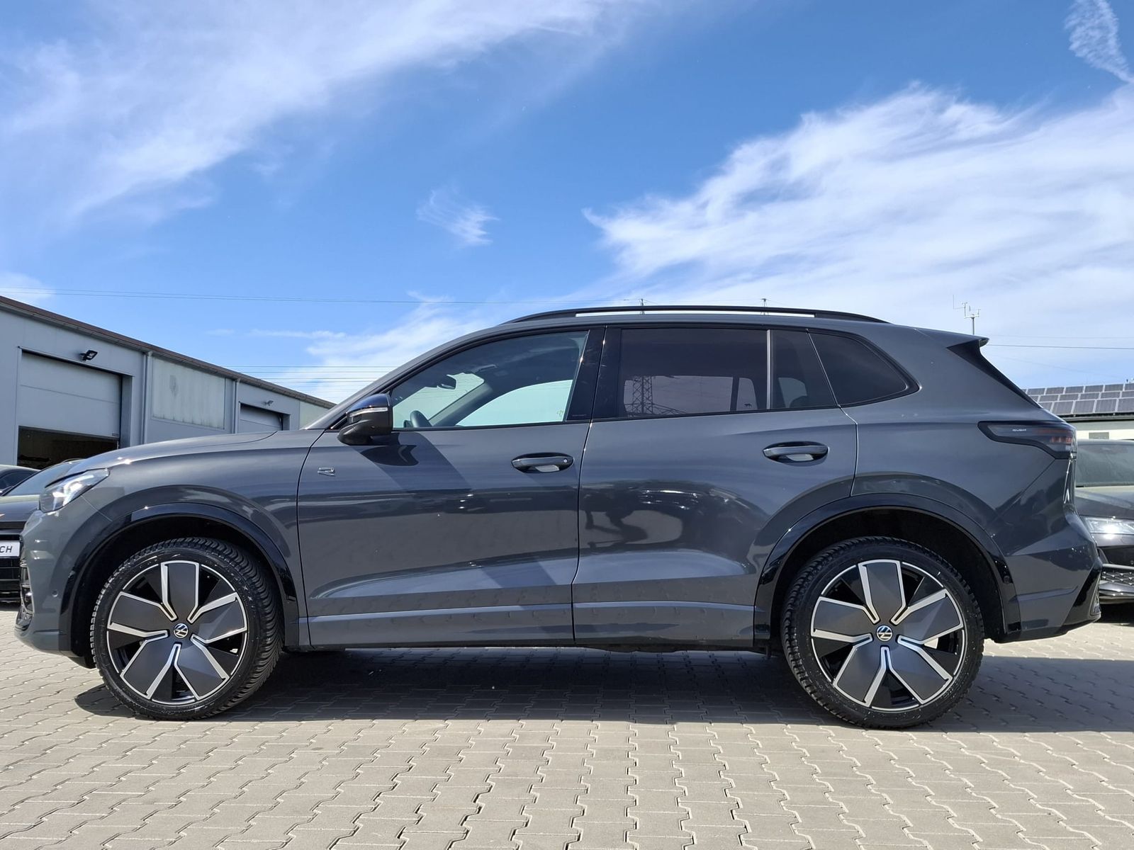 Fahrzeugabbildung Volkswagen Tiguan 2.0 TDI R-Line 4M Pano*Black*Matrix*AHK