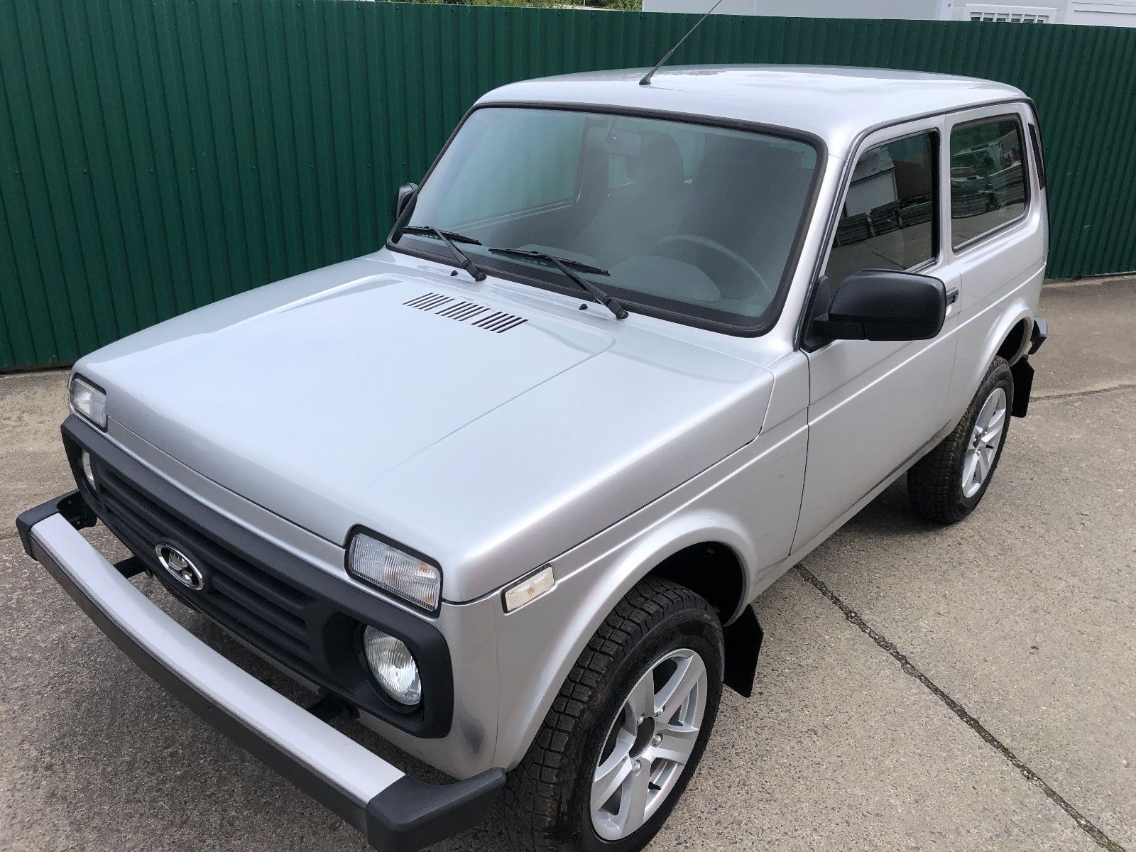 Fahrzeugabbildung Lada NIVA LEGEND "PREMIUM PLUS"! AET-Kollektion 2026!