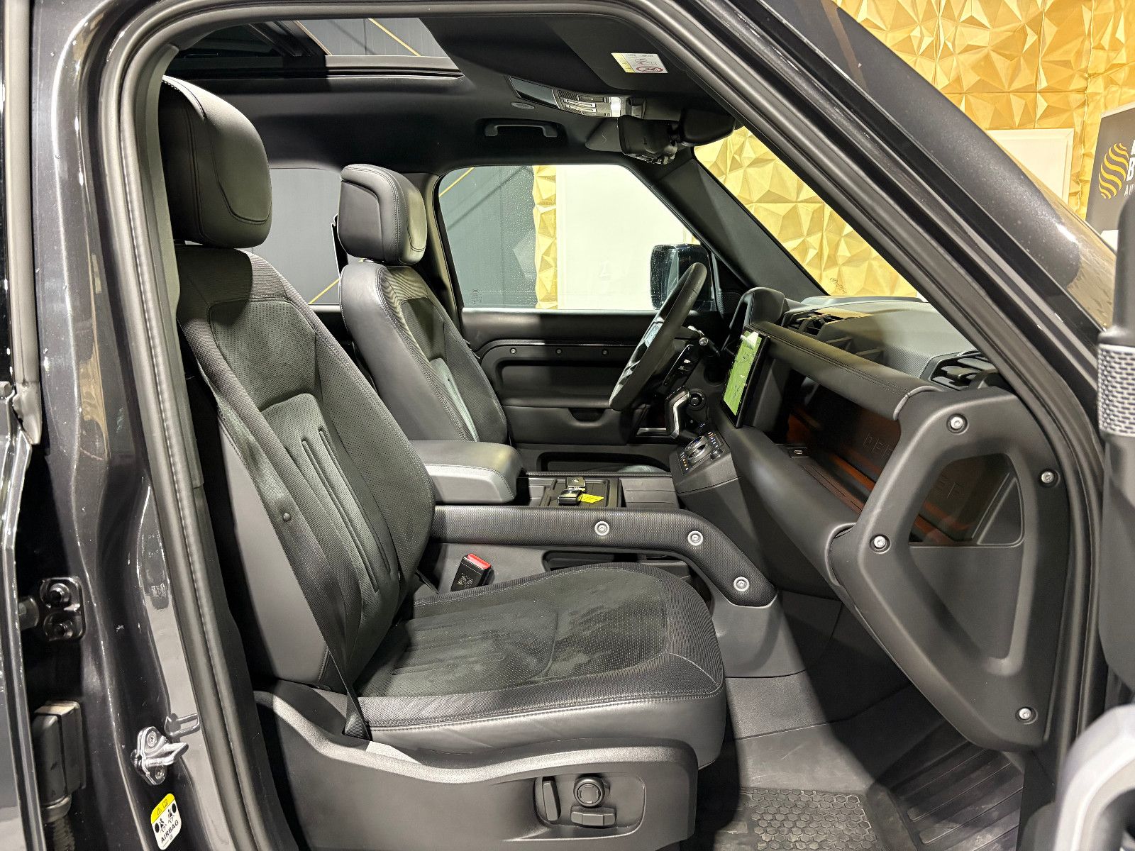 Fahrzeugabbildung Land Rover Defender 110 V8/PANO/ACC/HEAD-UP/360°/APPLE/AMBI