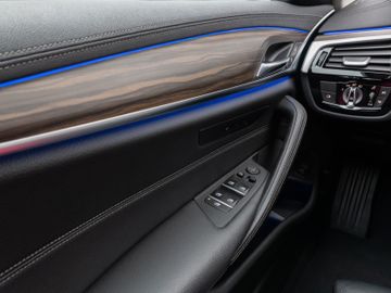Fahrzeugabbildung BMW 520d xD Luxury Line Kamera HUD DAB HiFi DisplKey