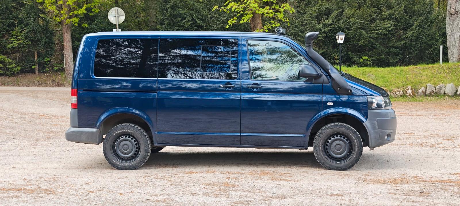 Volkswagen T5.2 mit Offroadoptik und kleinem Camperausbau