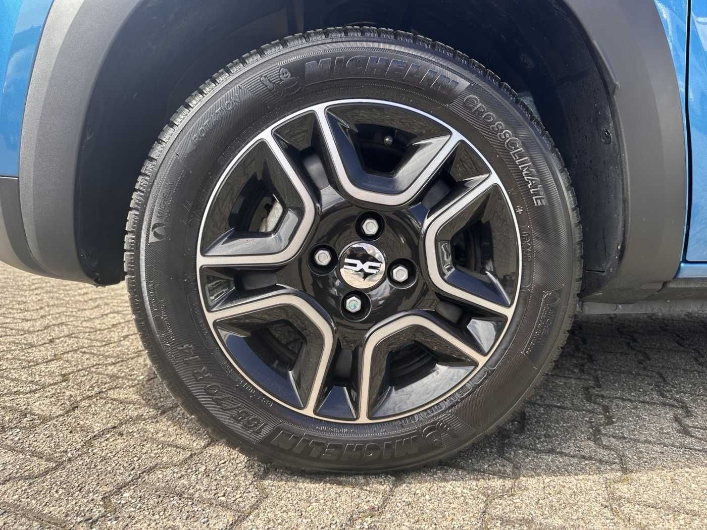 Fahrzeugabbildung Dacia Spring Essential PDC Navi uvm