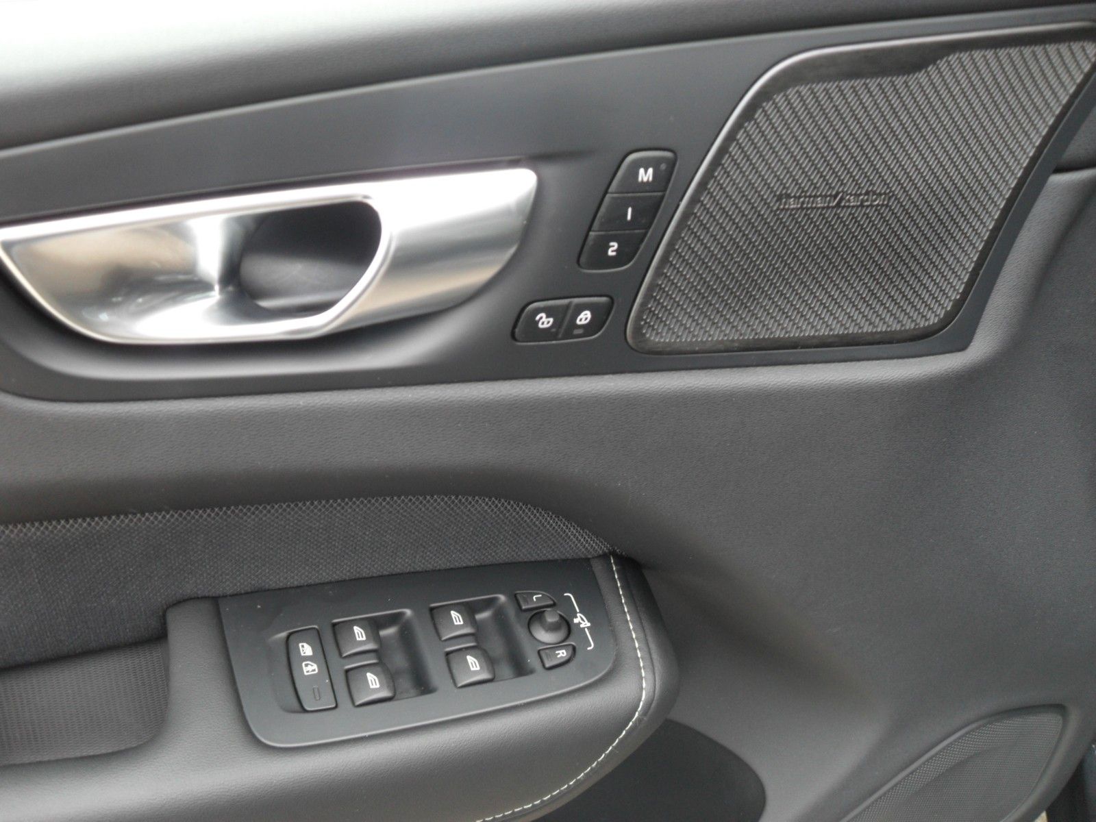 Fahrzeugabbildung Volvo XC 60 B5 Plus Black Edition AWD | HeadUp | 360°