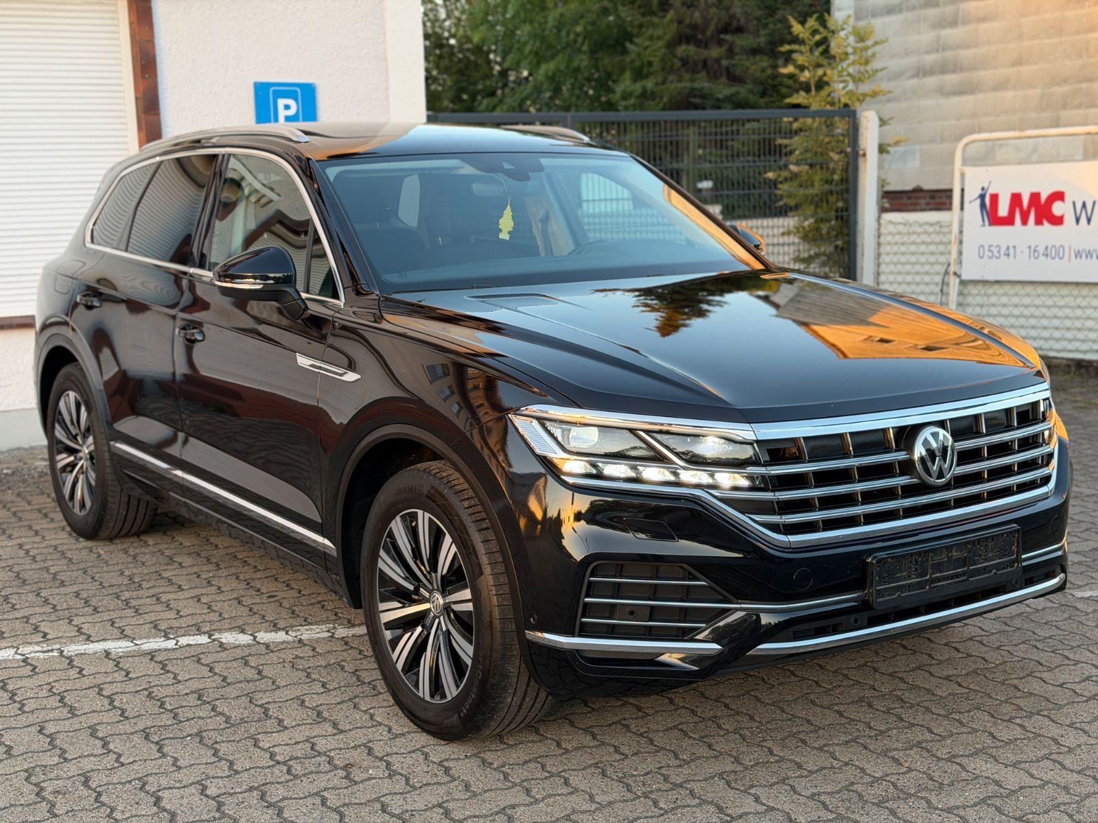 Volkswagen Touareg - 1