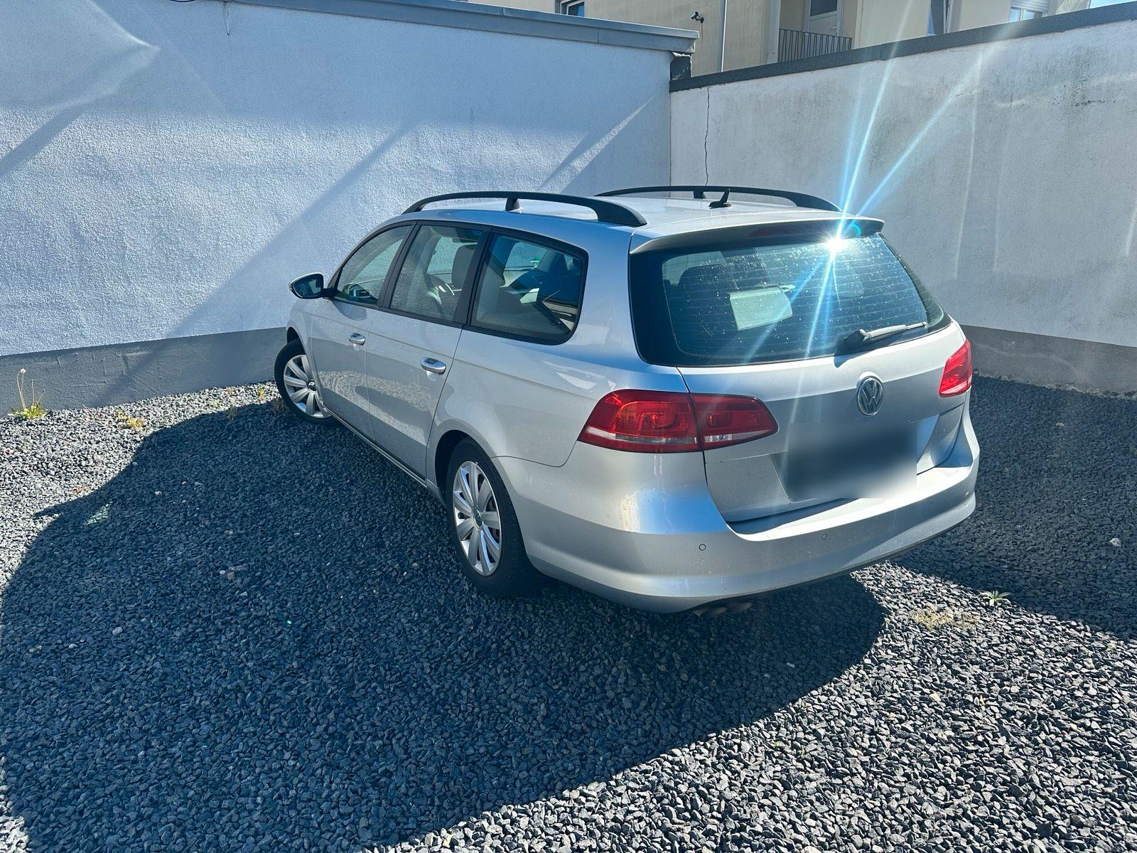 Volkswagen Passat 2012 — rear view