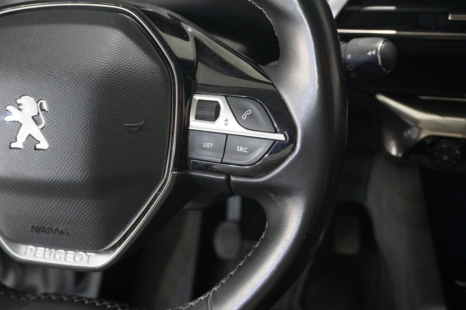 Fahrzeugabbildung Peugeot 3008 1.5D ALLURE NAVI/LED/KAMERA/SPORT/VIRTU/AHK