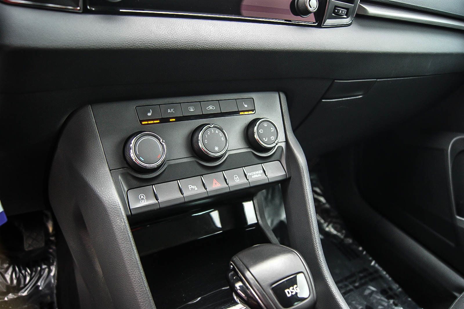 Fahrzeugabbildung SKODA Karoq 16TDI DSG Ambition ANHÄNGERKUPPLUNG 1.HAND