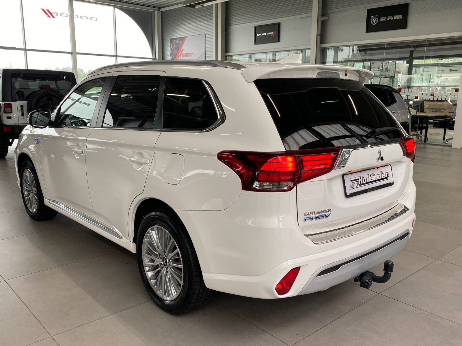 Fahrzeugabbildung Mitsubishi Plug-in Hybrid Outlander 2.4 Basis Spirit AHK