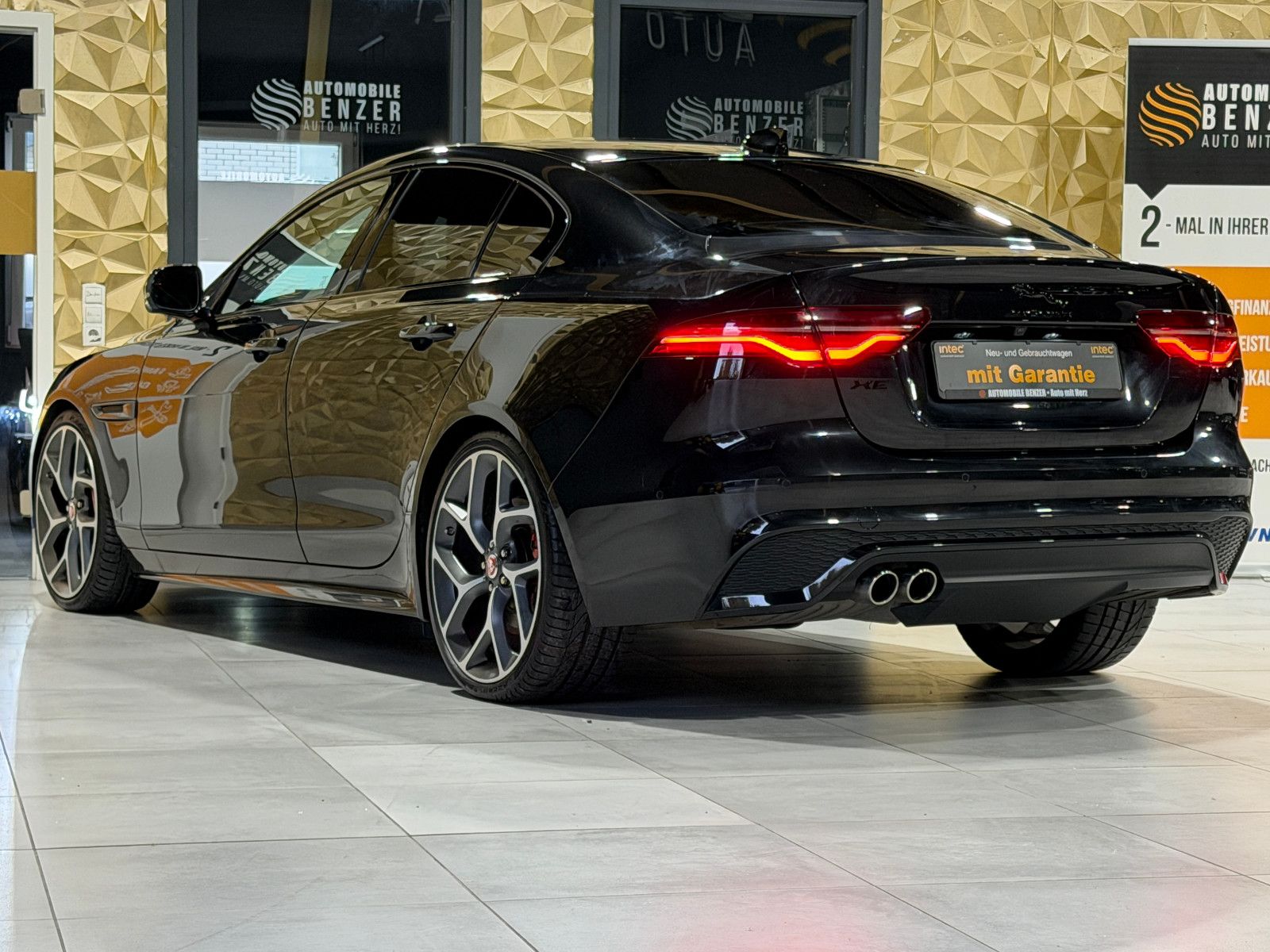 Fahrzeugabbildung Jaguar XE R-Dynamic Black/360°/NAVI/APPLE/SOUND/SHZ