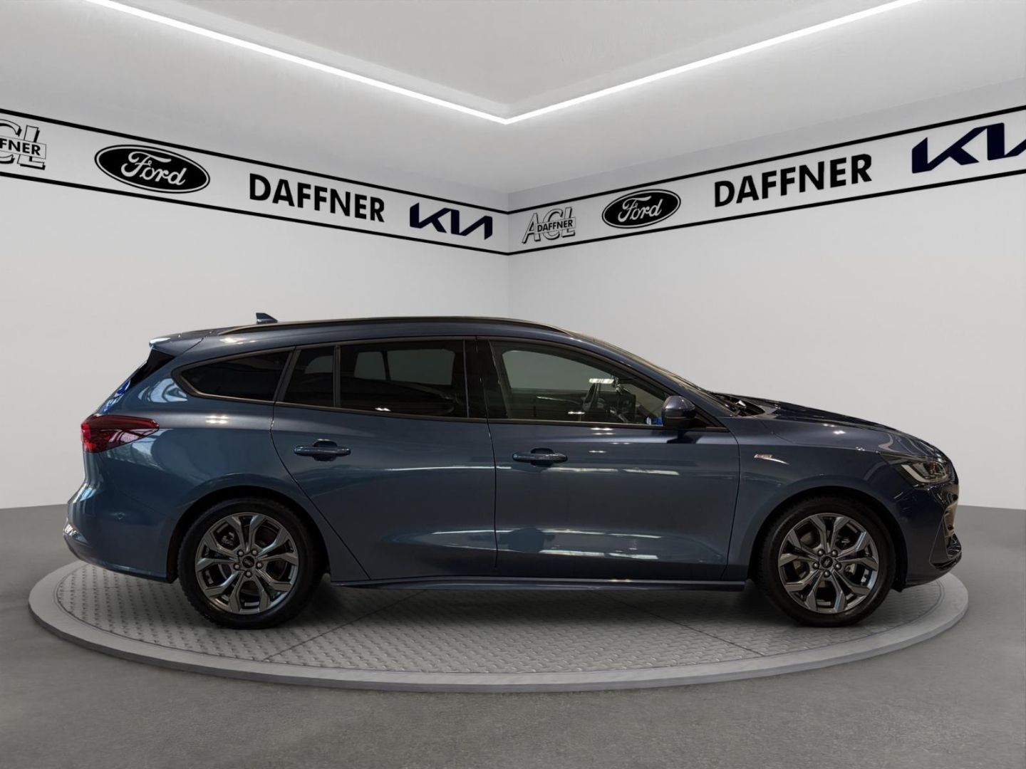 Fahrzeugabbildung Ford Focus Turnier ST-Line X HUD AHK-abn Navi LED ACC