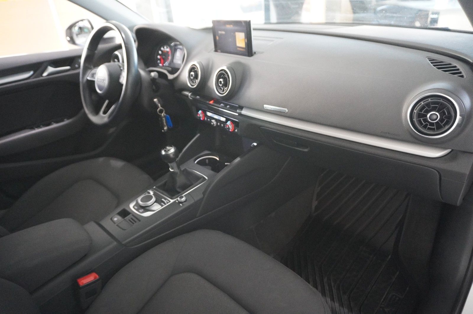 Fahrzeugabbildung Audi A3 Sportback 35 TFSI NAVI/BI-XENON/SHZ/ACC/PDC