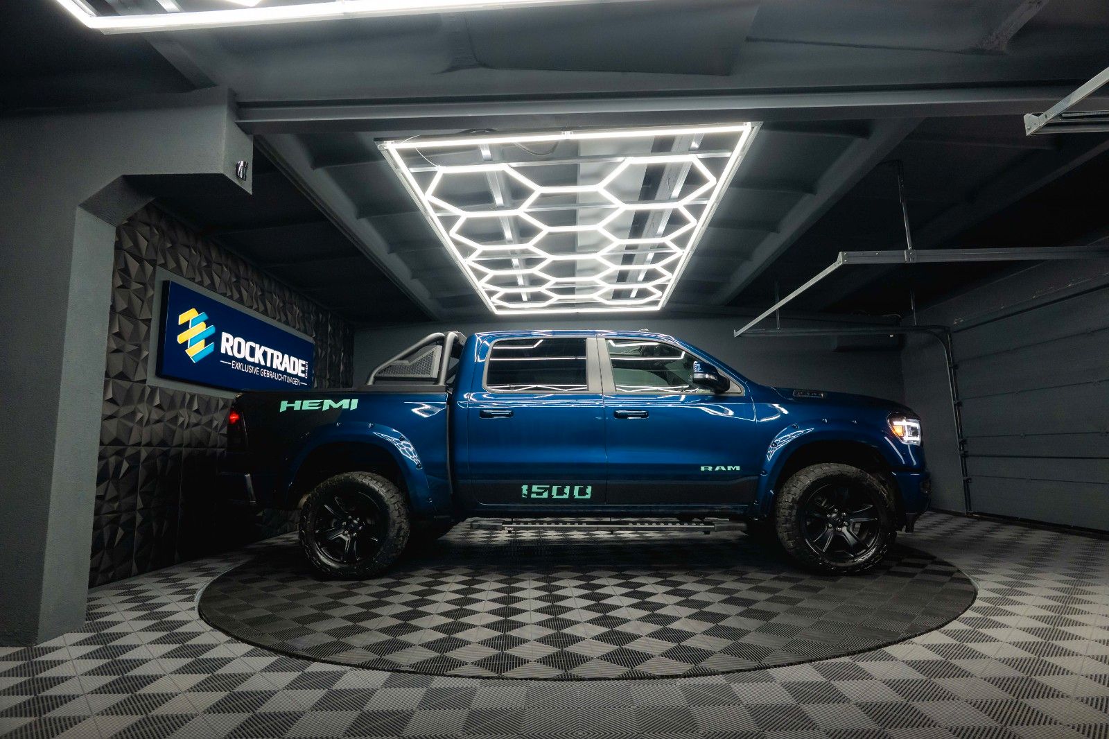 Fahrzeugabbildung Dodge RAM 5.7 V8 HEMI 4x4 NIGHT *Pano*LED* Unfallfrei