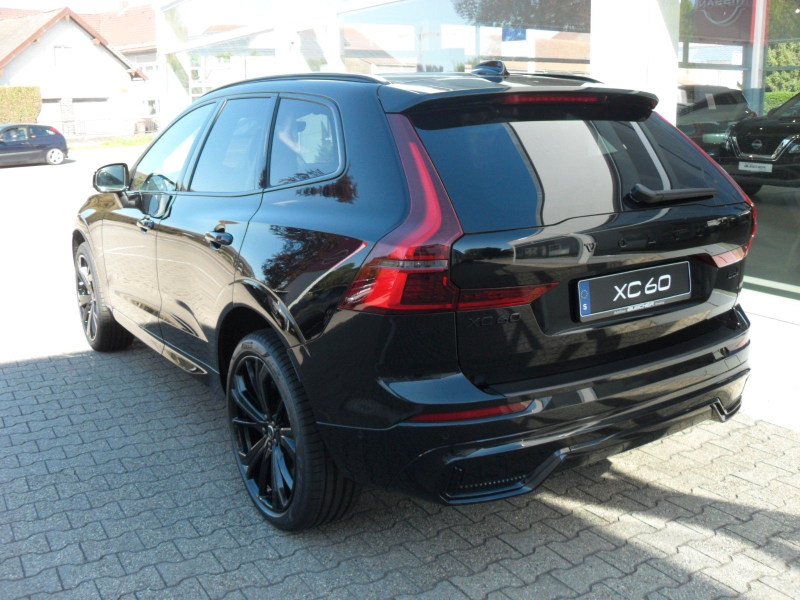 Fahrzeugabbildung Volvo XC 60 B5 Plus Black Edition AWD | Luftfederung