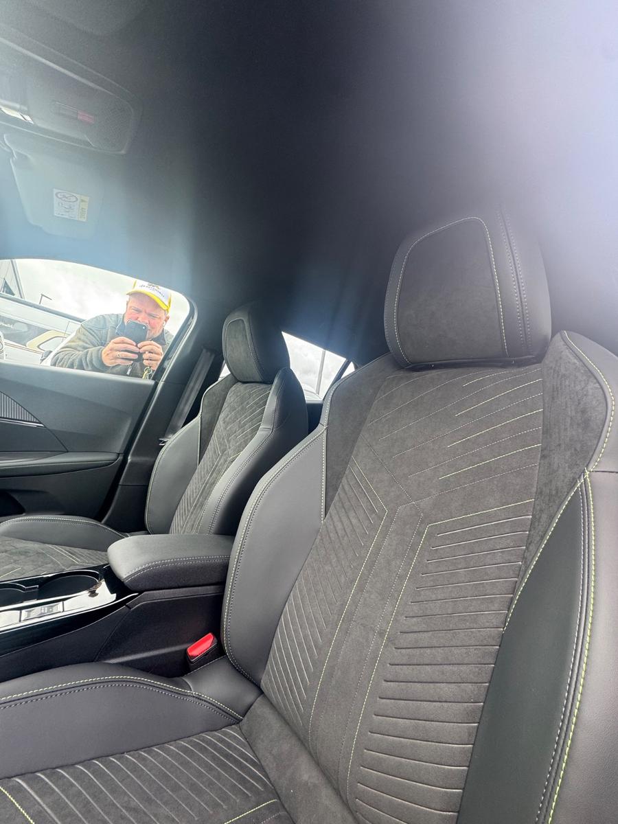 Peugeot 2008 Hybrid 145 GT, ACC, Navi