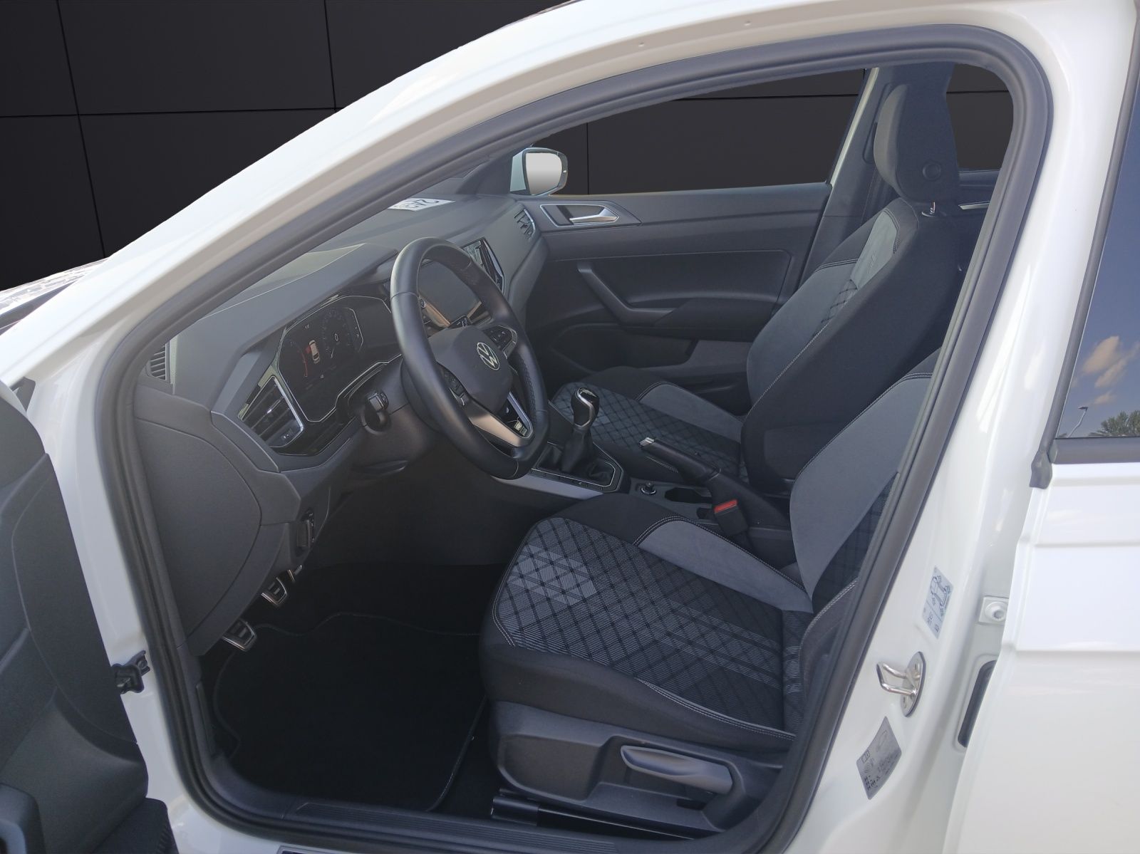 Fahrzeugabbildung Volkswagen Polo TSI R-Line Matrix Pano ACC PDC SH 17"