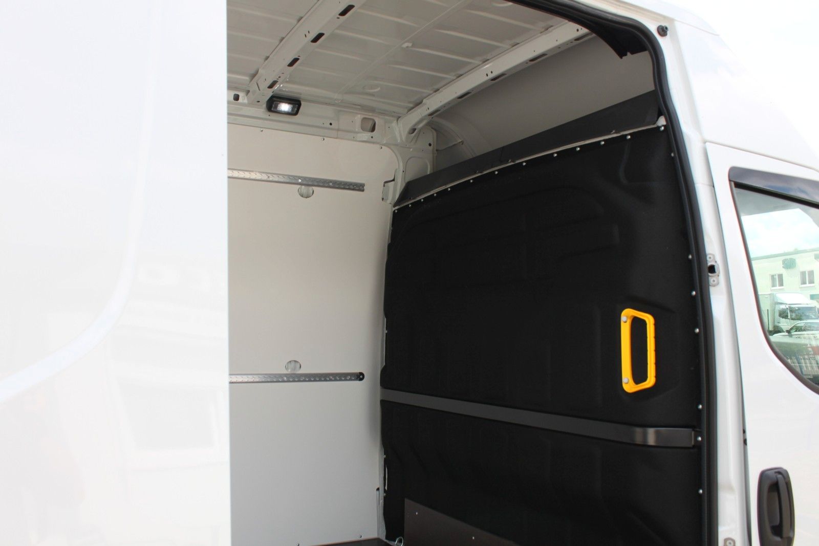 Fahrzeugabbildung Iveco Daily KaWa Aut. 3.0 D Holzb./Verkleidung/Airline