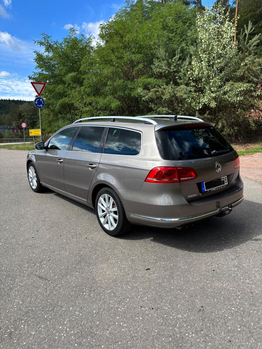 Volkswagen Passat 2012 — interior