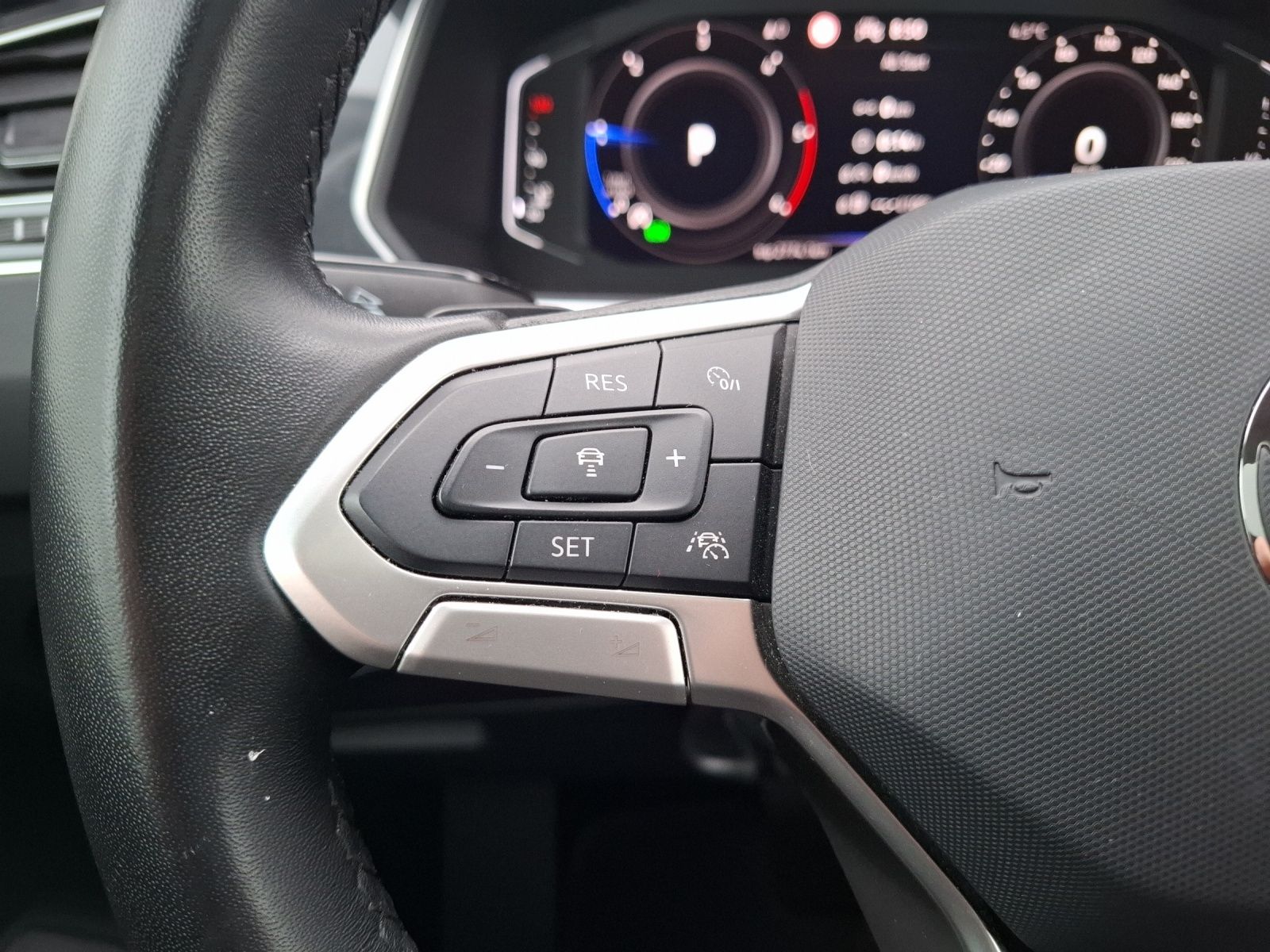 Fahrzeugabbildung Volkswagen Tiguan TDI Elegance DSG Matrix Navi AID Pano ACC