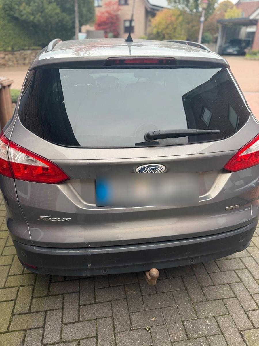 Ford Focus 2012 — rear view