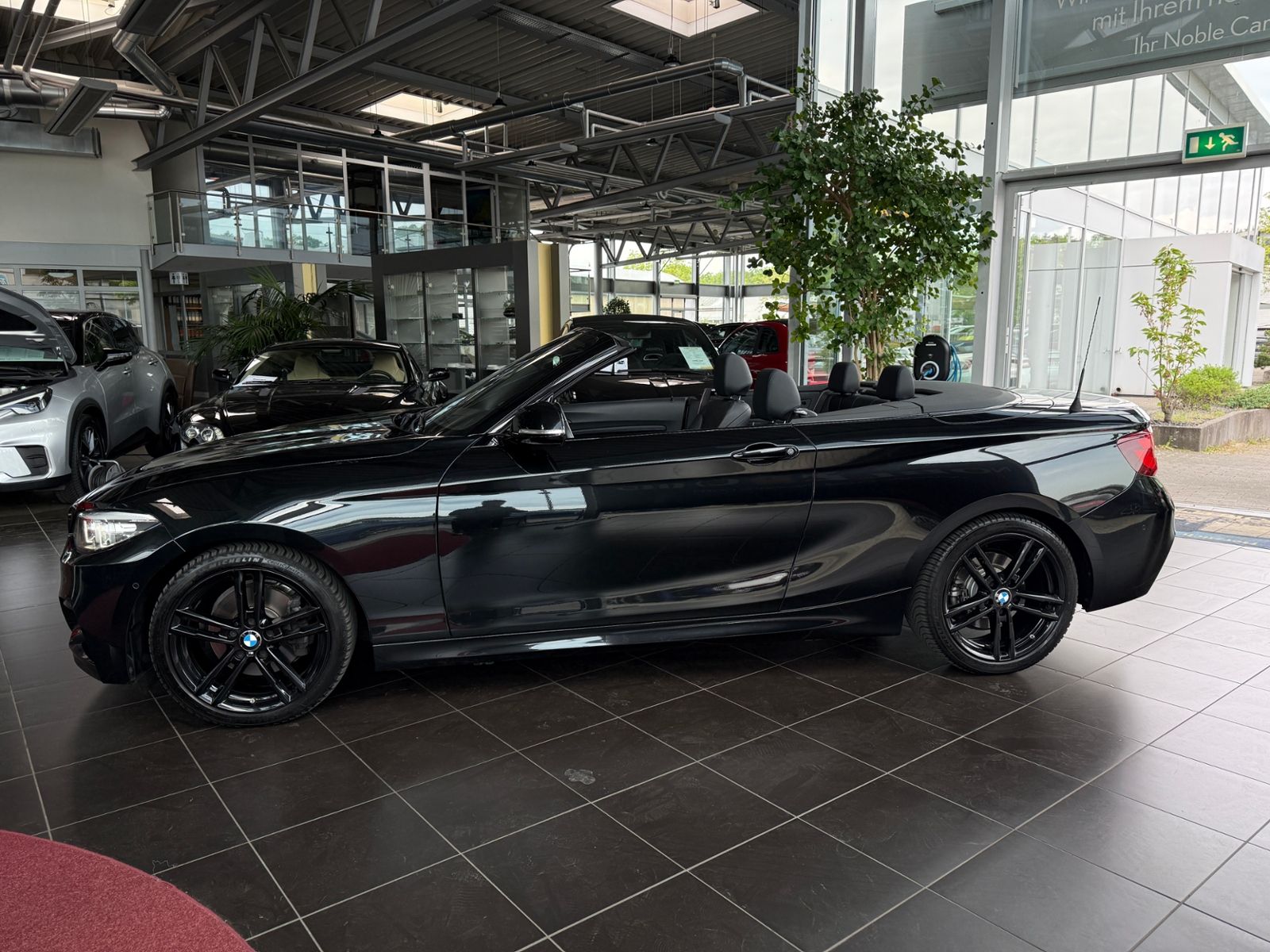 Fahrzeugabbildung BMW 220i Cabrio M Sport H/K LED NAV PDC SHZ 18"
