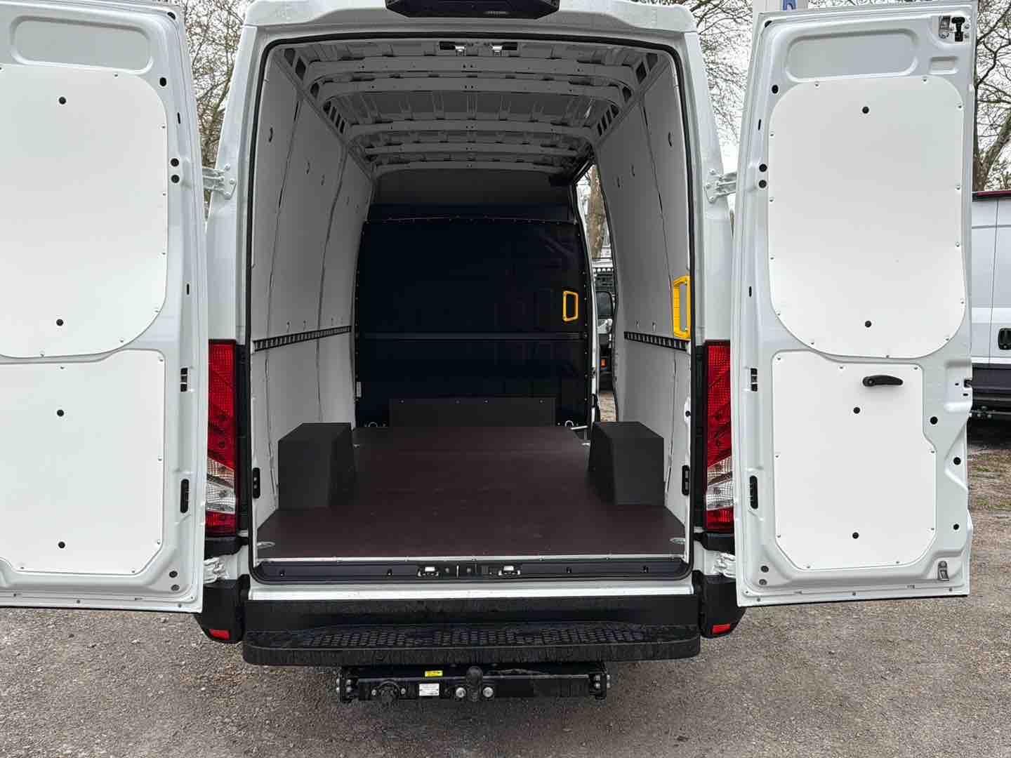 Fahrzeugabbildung Iveco E-Daily 35S14E V Kastenwagen 3520