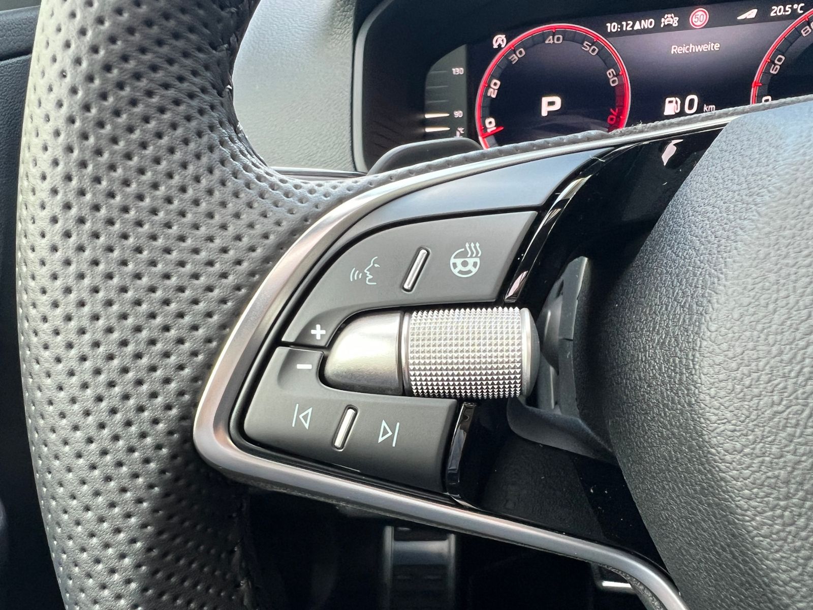 Fahrzeugabbildung SKODA Karoq Sportline 2.0 TSI 4x4 DSG *Panorama, AHK,