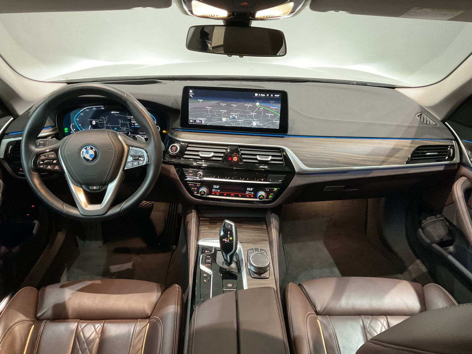 Fahrzeugabbildung BMW 530e xDrive Head-Up HiFi DAB WLAN AHK