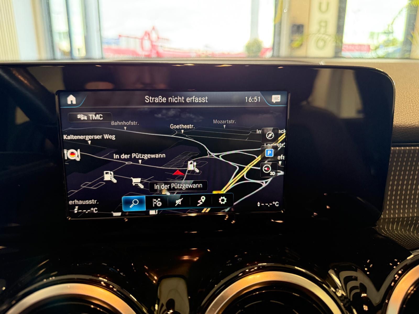 Fahrzeugabbildung Mercedes-Benz GLB 200 / SCHEKCHEFT / LED / NAVI / KAMERA