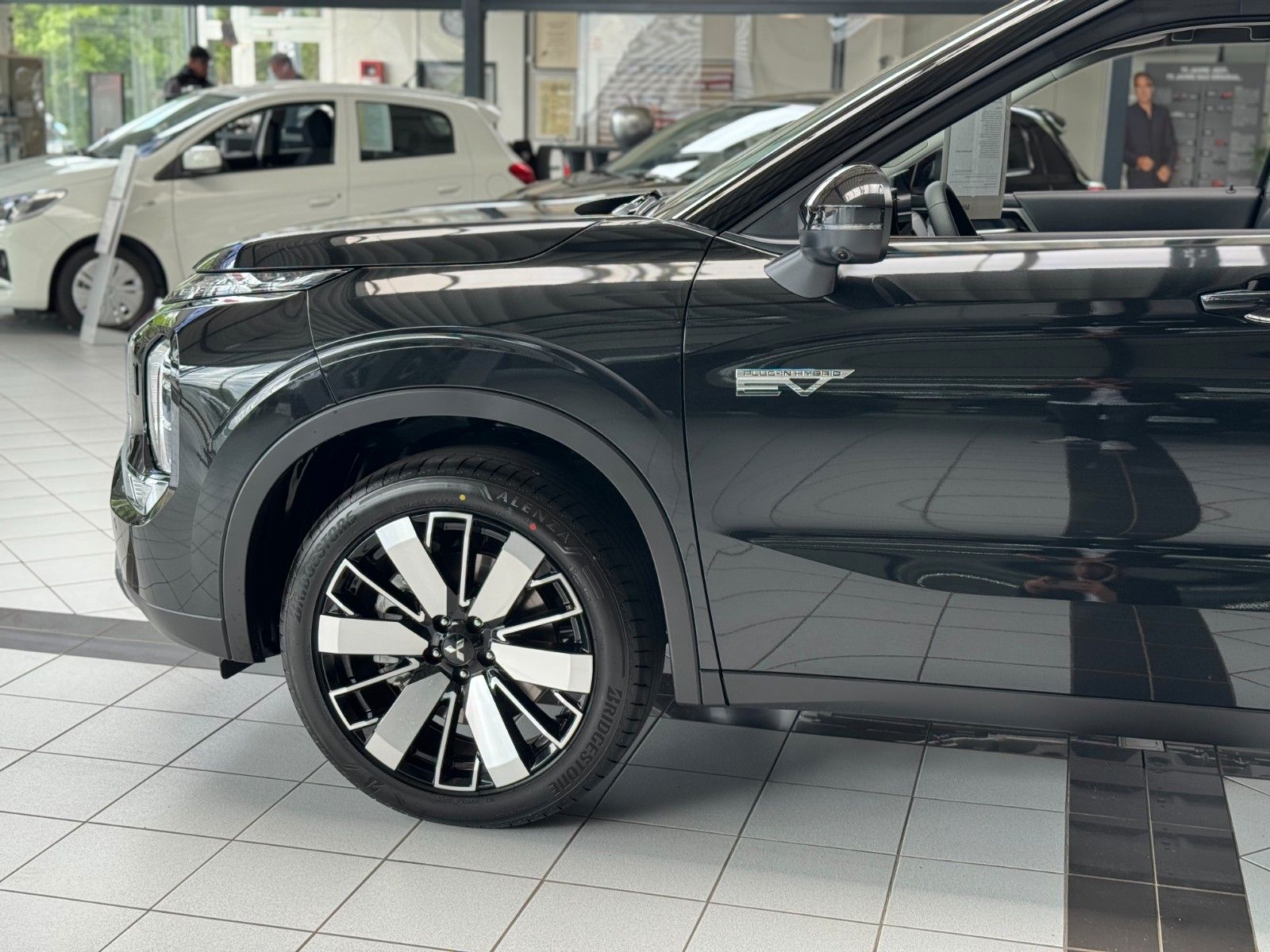 Fahrzeugabbildung Mitsubishi Plug-in Hybrid Outlander Intro Edition