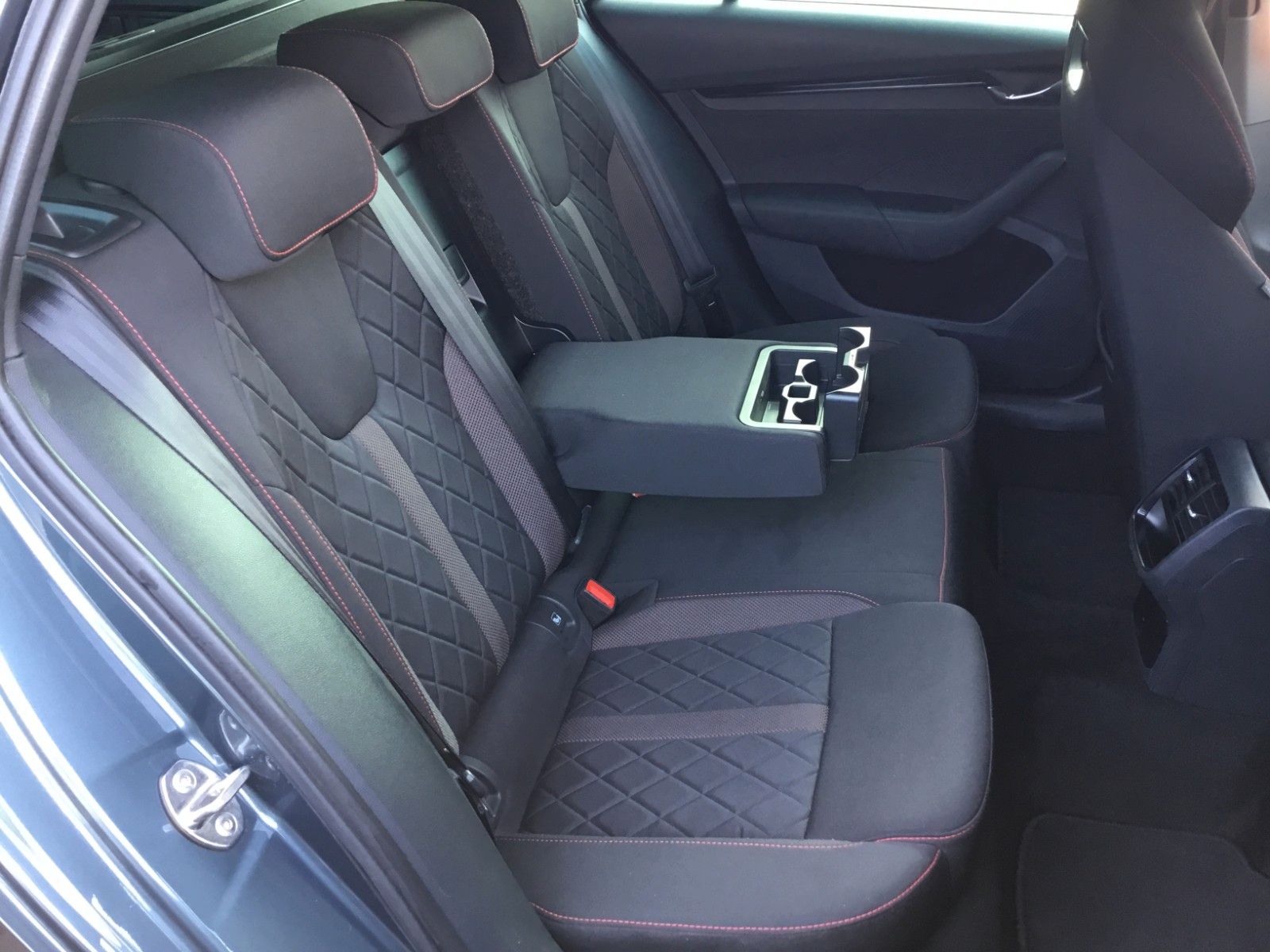 Fahrzeugabbildung SKODA Octavia Combi RS 2.0 TSI DSG+AHK+Head up+Matrix
