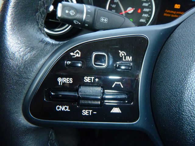 Fahrzeugabbildung Mercedes-Benz C 180 CGI Lim >AUT/NAV/LED/SHZ/PDC/KAM/Distronic