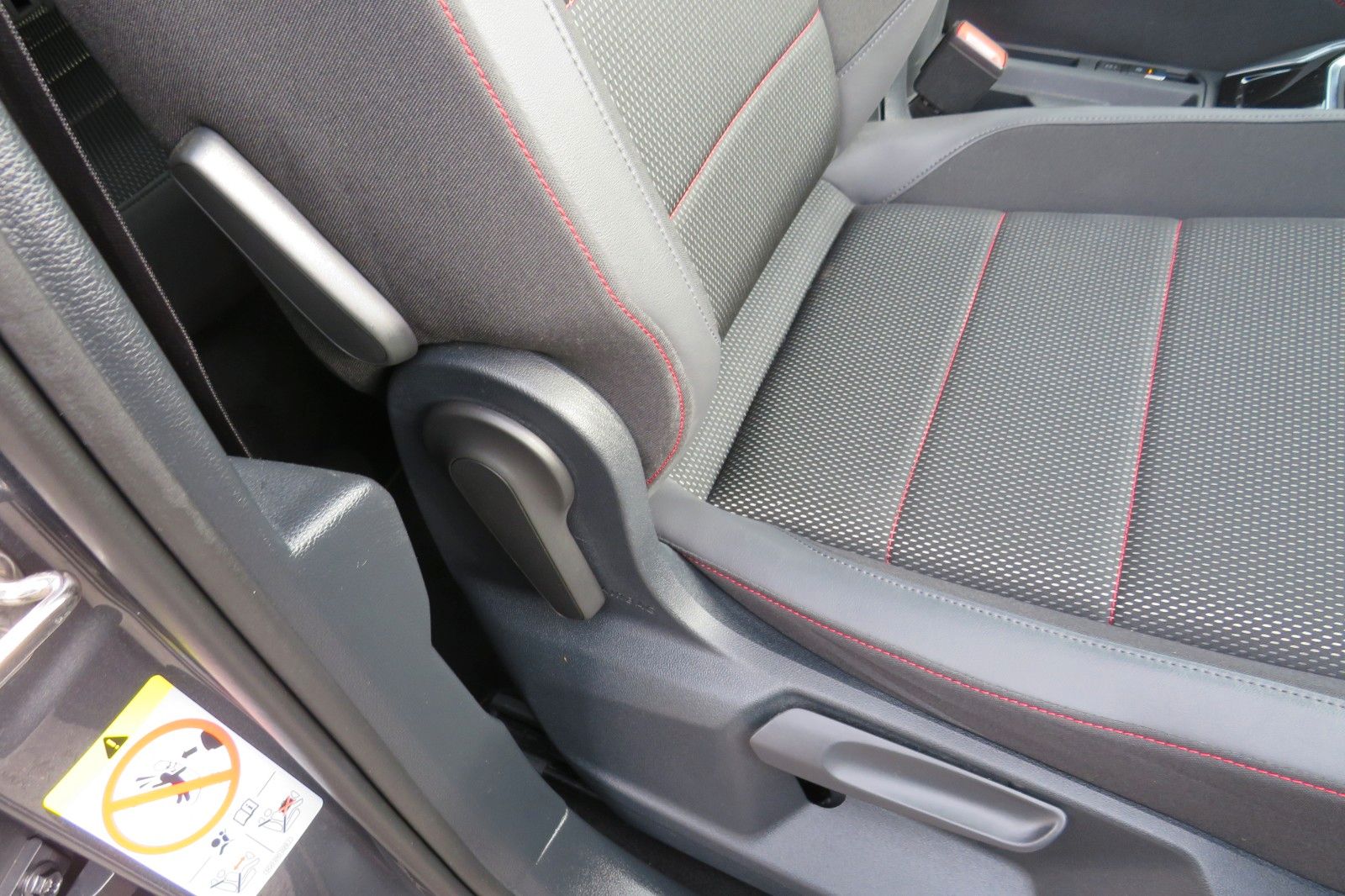 Fahrzeugabbildung Volkswagen T-Roc SPORT/R-LINE ACC KAMERA SITZH. 18`NAVI 1H