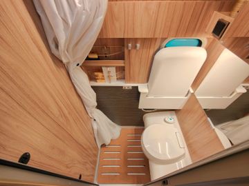 Fahrzeugabbildung HYMER / ERIBA / HYMERCAR GRAND CANYON S 4x4² RSX-8 LTD. #3
