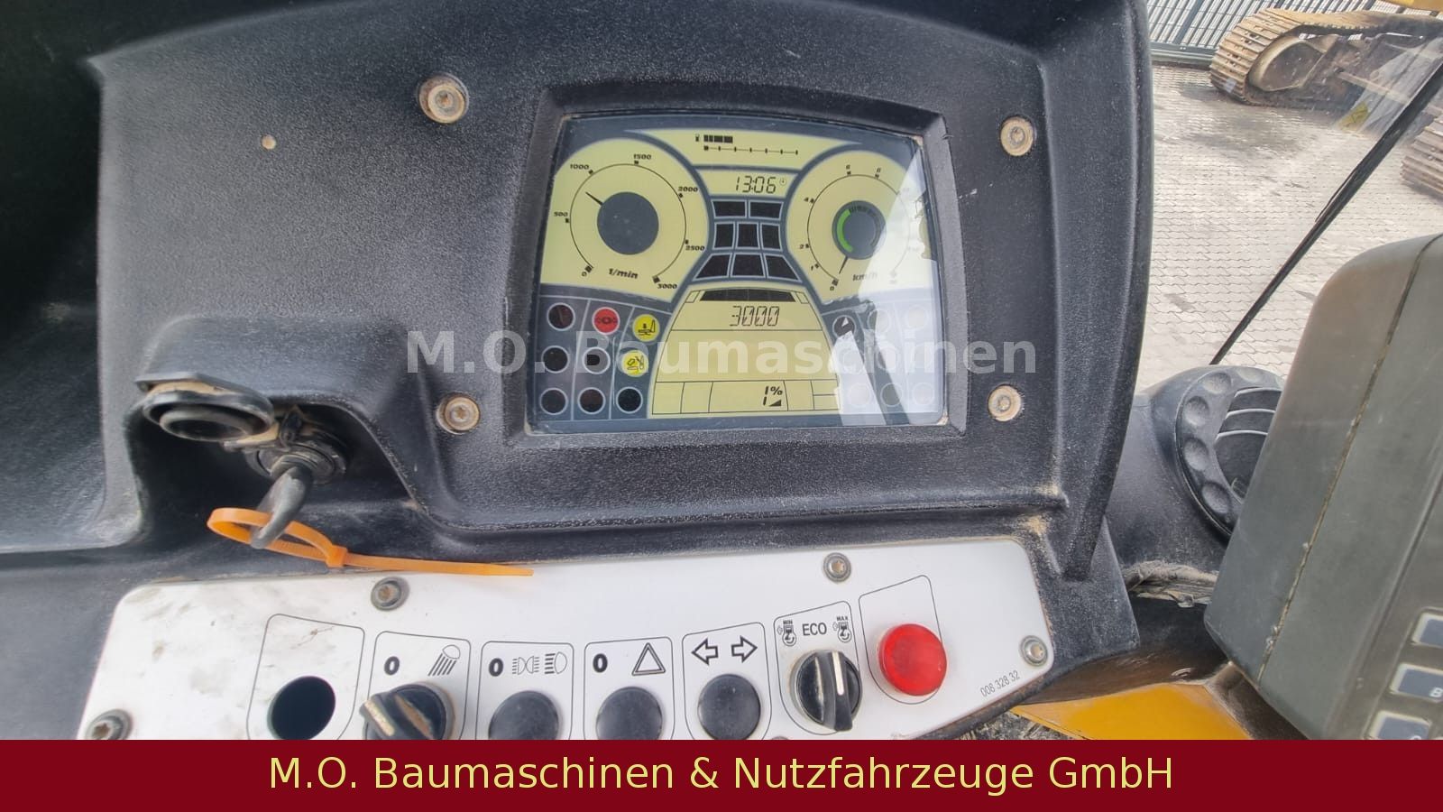 Fahrzeugabbildung BOMAG BW 213 DH-4 / Walzenzug / 14,9t