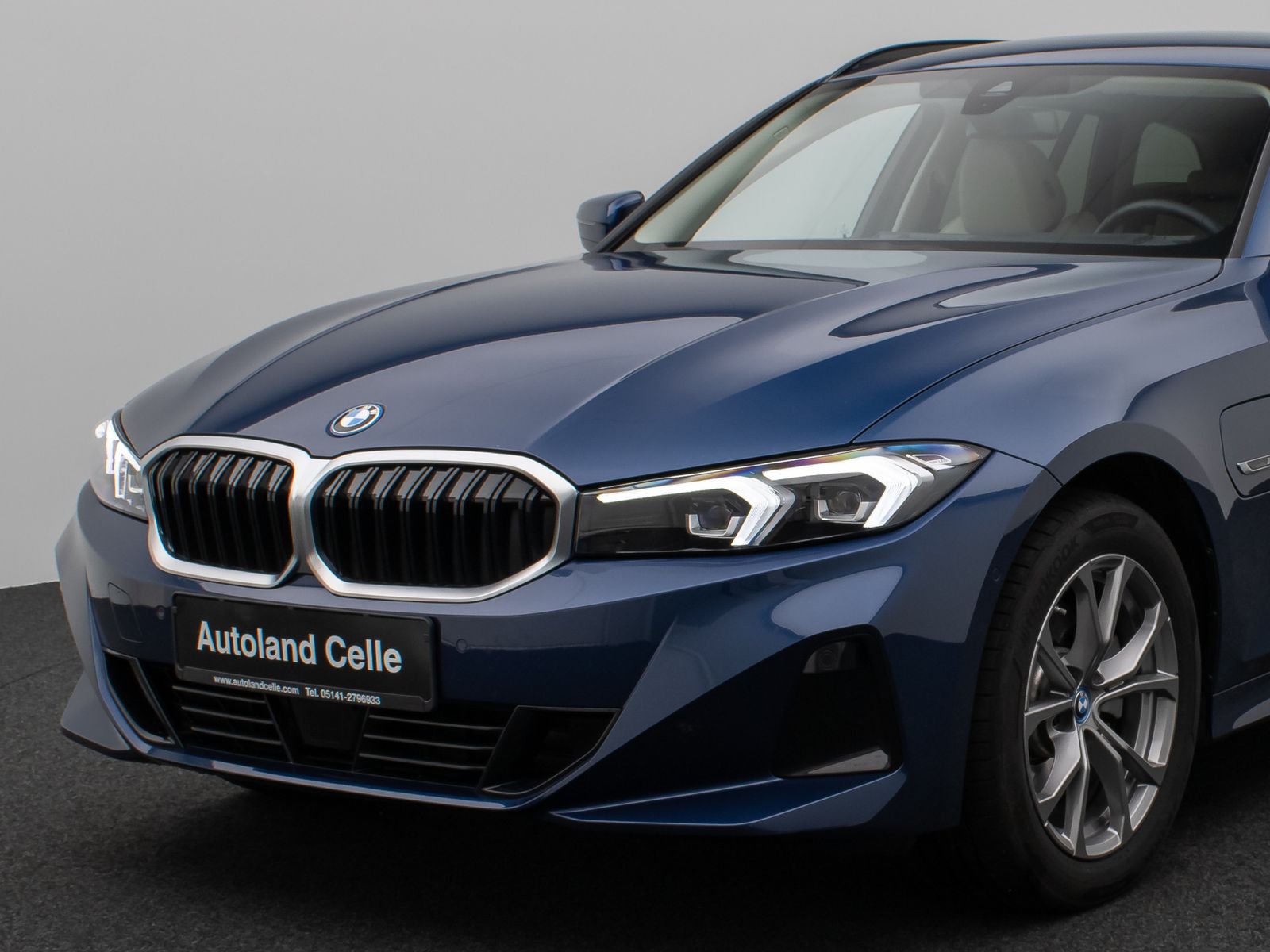 Fahrzeugabbildung BMW 330e xD Kamera HUD DAB HiFi Stop&Go AHK Sport