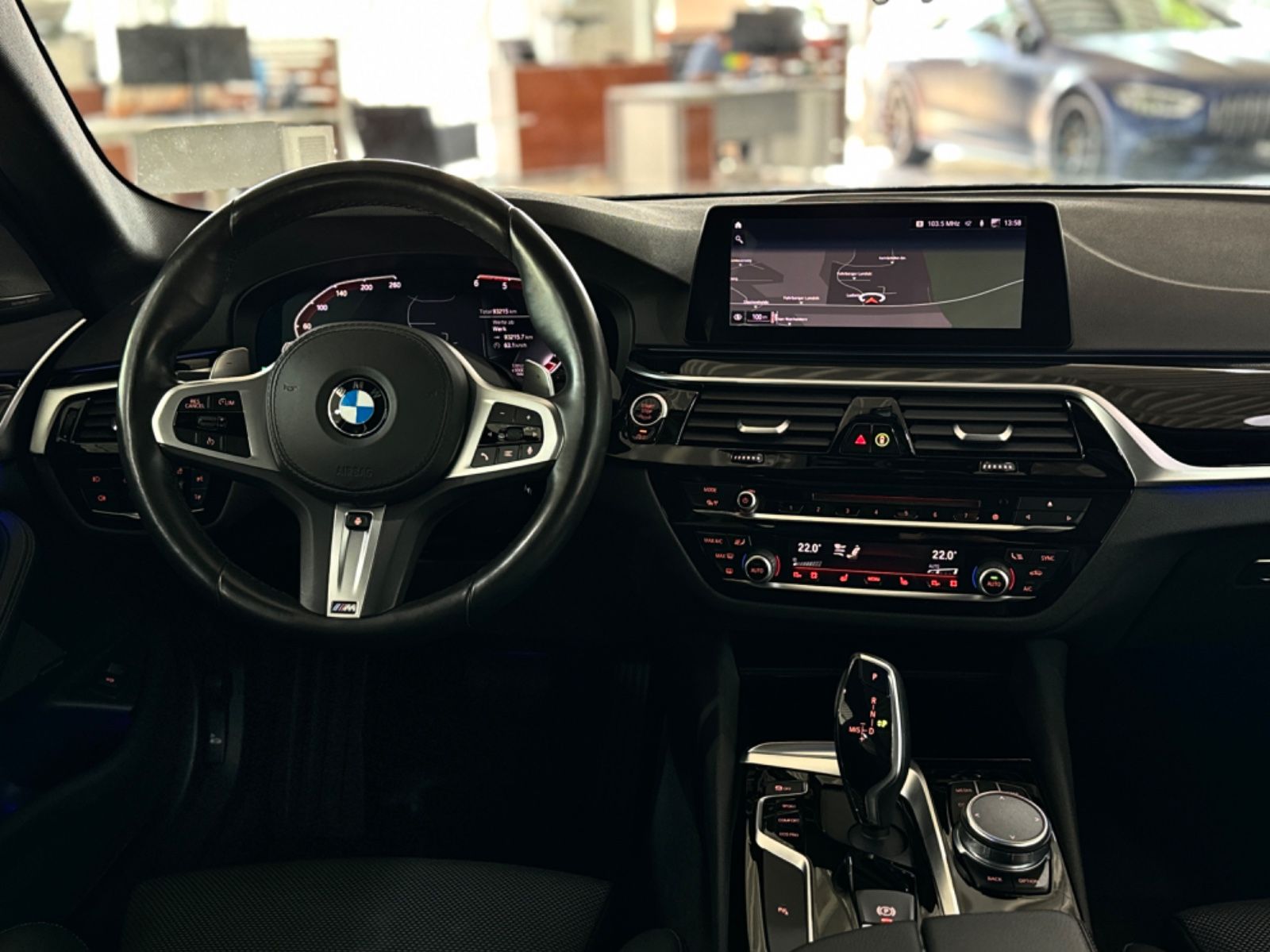 Fahrzeugabbildung BMW 520d xD Sport Line Kamera DAB DriveAssis H/K HUD